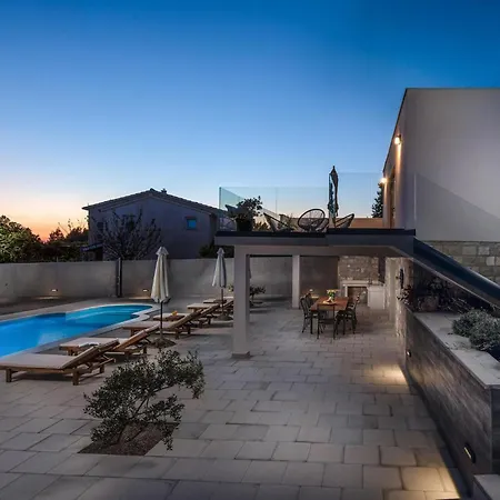 Holiday home Stunning In Kastel Sucurac With Kitchen *