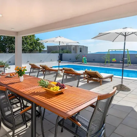 Holiday home Stunning In Kastel Sucurac With Kitchen