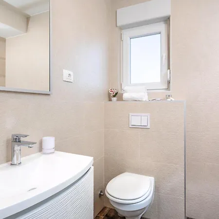Holiday home Stunning In Kastel Sucurac With Kitchen