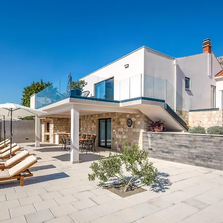 Awesome In Kastel Sucurac *